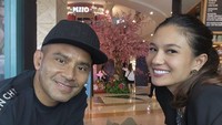 Runner Up Indonesian Idol Musim 2 ini juga sering terlihat nongkrong bareng istri di kafe. Salah satu momennya ketika mereka nongkrong di kafe Djournal dan menikmati segelas kopi. Foto: Instagram @jud1ka