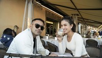 Momen makan pasangan suami istri itu tidak hanya ditampilkan saat liburan di Indonesia, tetapi juga di luar negeri. Seperti ini momen ketika Judika dan istrinya menikmati es kopi di kafe. Foto: Instagram @jud1ka