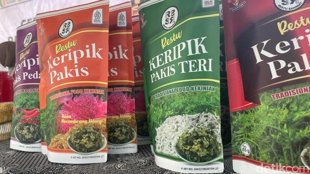 Jumarsih saat berjualan keripik pakis di kegiatan pangan murah di Pangandaran.