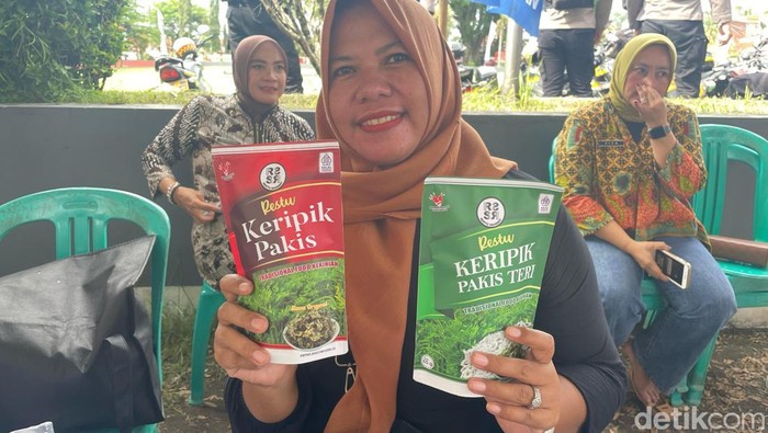 Jumarsih saat berjualan keripik pakis di kegiatan pangan murah di Pangandaran.