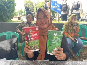 Perjuangan Jumarsih Sulap Keripik Pakis Jadi Oleh-oleh Khas Pangandaran