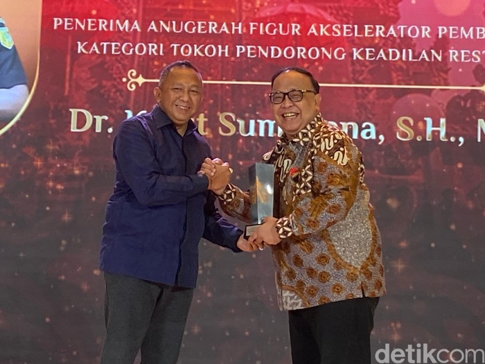 Kajati Bali Ketut Sumedana menjadi salah satu peraih detikBali Awards 2025, Sabtu (22/3/2025). (Daniel Pekuwali)
