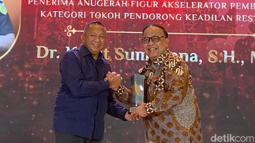Kajati Bali Ketut Sumedana menjadi salah satu peraih detikBali Awards 2025, Sabtu (22/3/2025). (Daniel Pekuwali)