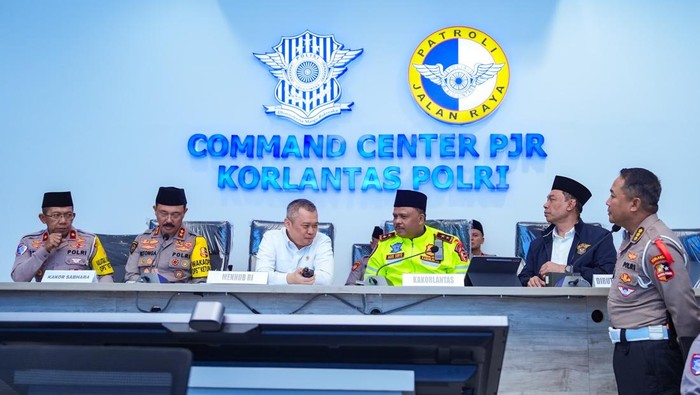 Kakorlantas Irjen Agus Suryonugroho bersama Menhub Dudy Purwagandhi meninjau Posko Pengamanan Terpadu Korlantas Polri (Command Center) KM 29 Tol Jakarta Cikampek. Foto: Istimewa.