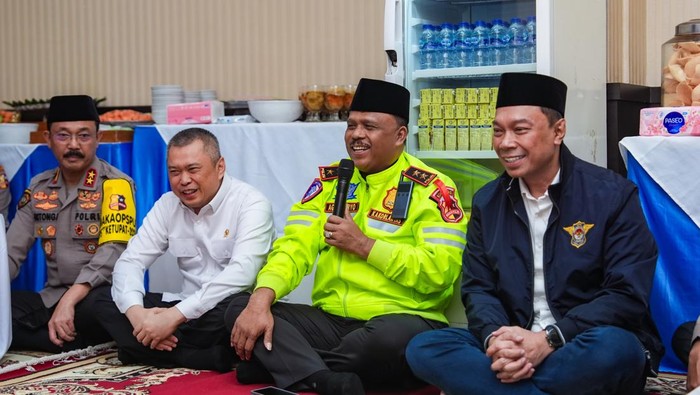 Kakorlantas Polri Irjen Agus Suryonugroho bersama jajaran mengadakan doa keselamatan pelaksanaan Operasi Ketupat 2025. Foto: Dok. Istimewa.