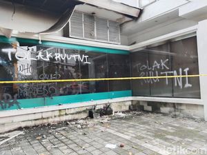 Polisi Selidiki Pembakaran Kantor Bank Swasta di Bandung