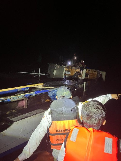 Kapal pinisi Raja Bintang 02 terhempas ke karang akibat diterjang angin kencang di perairan Menjaga, sekitar Pulau Kelor, Labuan Bajo, Manggarai Barat, NTT, Sabut (22/3/2025). (IST)