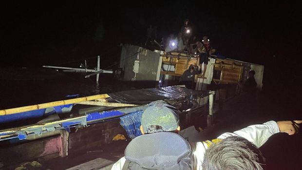 Kapal pinisi Raja Bintang 02 terhempas ke karang akibat diterjang angin kencang di perairan Menjaga, sekitar Pulau Kelor, Labuan Bajo, Manggarai Barat, NTT, Sabut (22/3/2025). (IST)