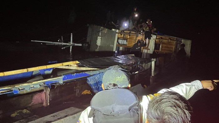 Kapal wisata terbalik di perairan Labuan Bajo karena angin kencang, Jumat (21/3/2025) malam.