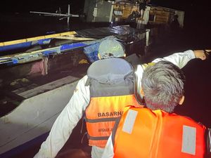 Kapal-kapal Wisata di Labuan Bajo Rusak Diterjang Angin Kencang
