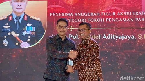 Kapolda Bali Irjen Daniel Adityajaya (kiri) saat menerima penghargaan detikBali Awards untuk kategori Tokoh Pengaman Pariwisata Bali di Trans Resort Bali, Sabtu (22/3/2025). (Foto: Dok. detikBali)