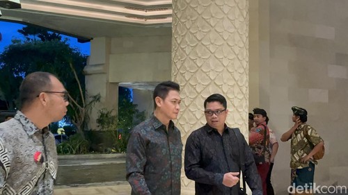 Kapolda Bali Irjen Daniel Adityajaya (tengah) tiba di venue detikBali Awards di Trans Resort Bali, Kuta Utara, Badung, Bali, Sabtu (22/3/2025). (Foto: Rizki Setyo/detikBali)