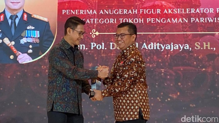 Kapolda Bali menerima penghargaan detikBali Awards 2025.