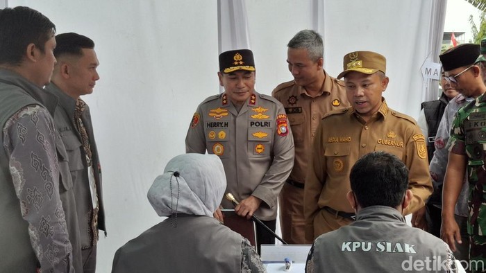 Kapolda Irjen Herry Heryawan mengecek TPS bareng Gubernur Abdul Wahid di Siak. (Raja Adil Siregar/detikSumut)