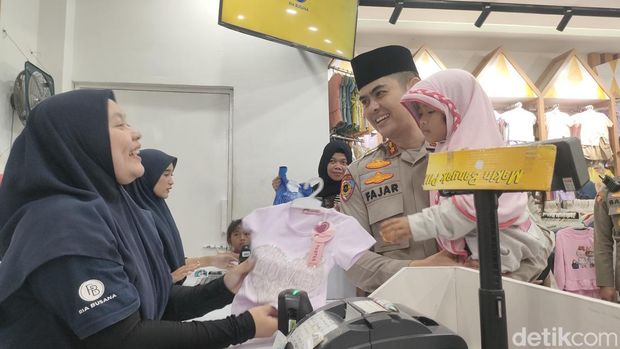 Kapolres Garut AKBP M Fajar saat membelikan baju lebaran untuk dua bocah di Garut