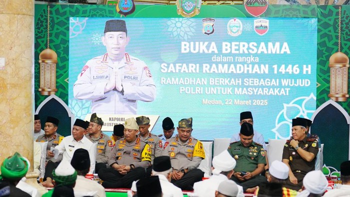 Kapolri Jenderal Listyo Sigit Prabowo menghadiri acara safari Ramadan 1446 H di Masjid Raya Al-Mashun, Medan, Sumatera Utara. Foto: Dok. Istimewa.