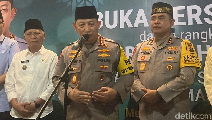 Kapolri Jenderal Listyo usai safari Ramadan di Mesjid Raya Medan, Sabtu (22/3/2025). (Foto: Finta Rahyuni/detikSumut).