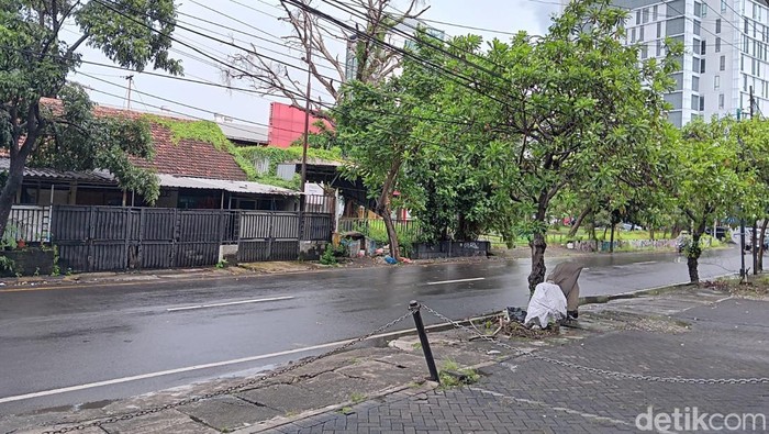 kawasan ngagel sempat diterjang hujan disertai angin kencang