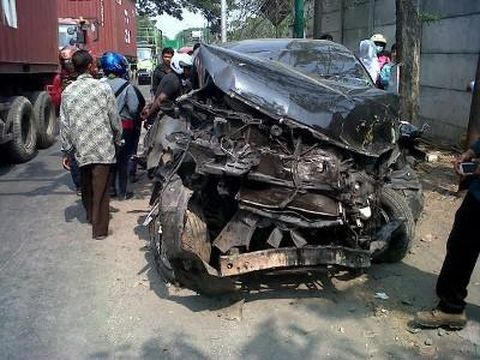 Penampakan truk dan mboil kecelakaan karambol di Gresik 2014