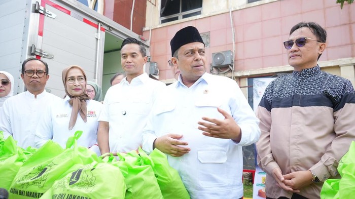 Kepala BPJPH Ahmad Haikal Hasan mengapresiasi kegiatan pasar murah yang digelar oleh Kadin DKI Jakarta. Babe Haikal mengatakan pasar murah itu sangat membantu masyarakat menyiapkan kebutuhan menjelang Lebaran 2025.
