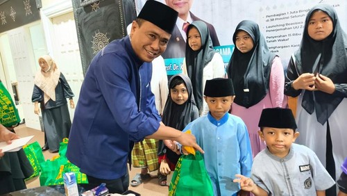 Kepala Kanwil Kemenag NTB, Zamroni Aziz bagikan sembako di Mataram, Jumat malam (21/3/2025). (Ahmad Viqi/detikBali)