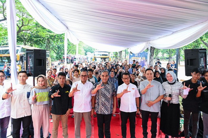 Ketua MPR RI Ahmad Muzani melepas peserta Mudik Gratis Bersama di area Parkir Timur Senayan, Jakarta.