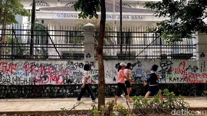 Kondisi DPRD Jabar usai demo berujung ricuh di Bandung Kondisi DPRD Jabar usai demo berujung ricuh di Bandung
