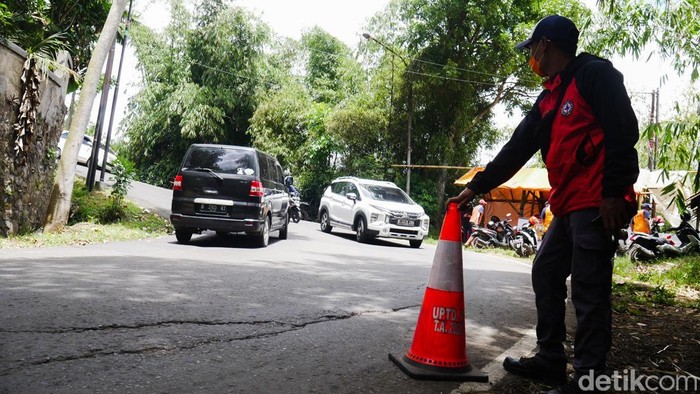 Kondisi Jalan Kolonel Masturi KBB yang Rawan Longsor dan Laka Lantas