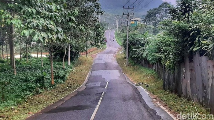 Kondisi Jalan Raya Cijapati, Kabupaten Bandung