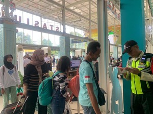Cerita Penumpang Stasiun Pasar Senen Harus War Tiket untuk Mudik