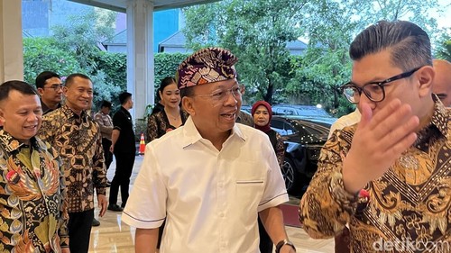 Gubernur Bali Wayan Koste (baju putih) dan Pemred detikcom Alfito Deannova.