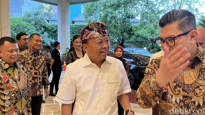 Gubernur Bali Wayan Koste (baju putih) dan Pemred detikcom Alfito Deannova.