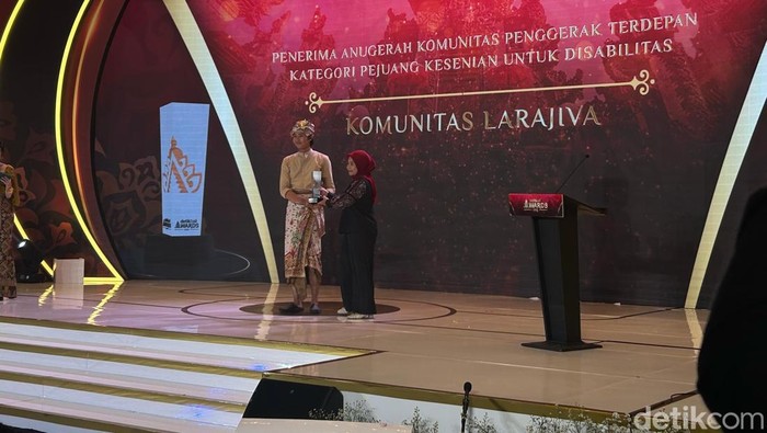 Komunitas Larajiva meraih penghargaan.