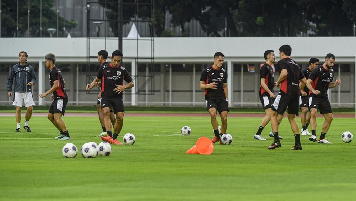 Timnas Indonesia melakukan latihan jelang pertandingan Kualifikasi Piala Dunia 2026 di Stadion Madya, komplek GBK, Senayan, Sabtu (22/3/2025). Timnas Indonesia akan melawan Bahrain dalam laga kedelapan putaran ketiga Kualifikasi Piala Dunia 2026 zona Asia, di Stadion Utama Gelora Bung Karno (SUGBK), Jakarta, pada Selasa (25/3). ANTARA FOTO/Muhammad Adimaja/Spt.