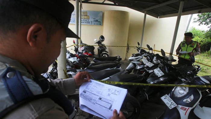Petugas kepolisan melakukan pengecekan dan pendataan kendaraan sepeda motor yang dititipkan mahasiswa di Polsek Syiah Kuala, Banda Aceh, Aceh, Sabtu ( 22/3/2024). Polda Aceh memerintahkan seluruh jajaran di tingkat Polres dan Polsek untuk menyiapkan  tempat penitipan sepeda motor gratis bagi masyarakat yang akan mudik pada Idul Fitri 1446 H. ANTARA FOTO/Ampelsa/wpa.