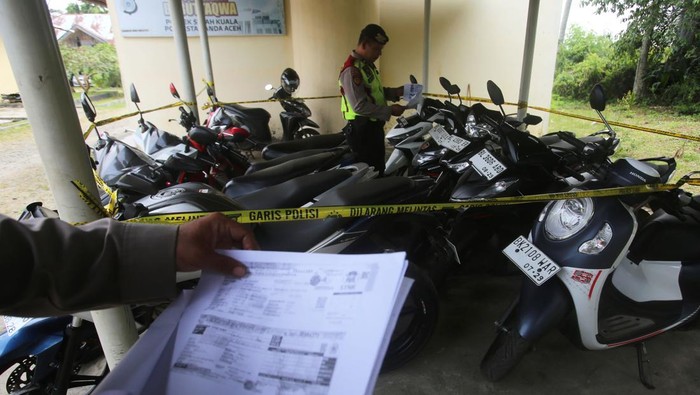 Petugas kepolisan melakukan pengecekan dan pendataan kendaraan sepeda motor yang dititipkan mahasiswa di Polsek Syiah Kuala, Banda Aceh, Aceh, Sabtu ( 22/3/2024). Polda Aceh memerintahkan seluruh jajaran di tingkat Polres dan Polsek untuk menyiapkan  tempat penitipan sepeda motor gratis bagi masyarakat yang akan mudik pada Idul Fitri 1446 H. ANTARA FOTO/Ampelsa/wpa.