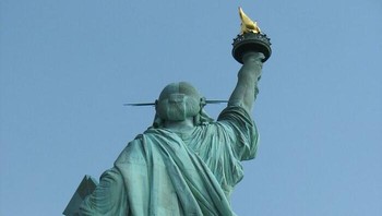 Belakang wujud Patung Liberty. Foto: rammaam via Bored Panda