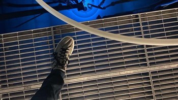 Berdiri di atas reaktor nuklir. Foto: Technoguyfication via Bored Panda  