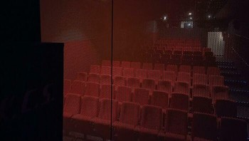 Di balik layar bioskop. Foto: zackit via Bored Panda  