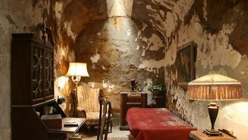 Bagian dalam sel Al Capone seperti yang ada saat ini di penjara negara bagian timur. Foto: Thesab via Bored Panda  