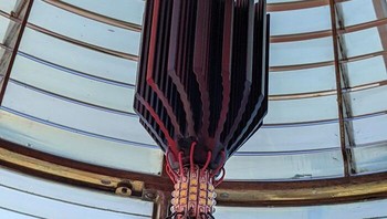 Bohlam modern di mercusuar berusia 150 tahun. Foto: wonkey_monkey via Bored Panda  