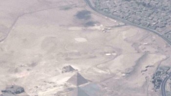 Piramida disaksikan dari dalam pesawat. Foto: htplex via Bored Panda  