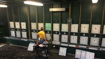 Di balik papan skor pertandingan baseball. Foto: WhatIsTheAmplitude via Bored Panda  