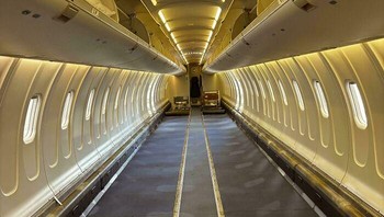 Pesawat kosong tanpa kursi penumpang. Foto: reddit via Bored Panda  