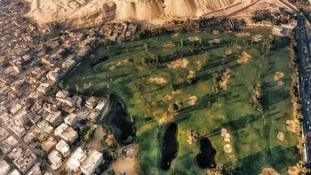 Ada tempat main golf di sebelah Piramida Giza. Foto: matiasderada via Bored Panda  
