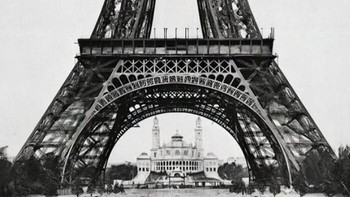 Eiffel waktu masih dibangun. Foto: wikipedia via Bored Panda