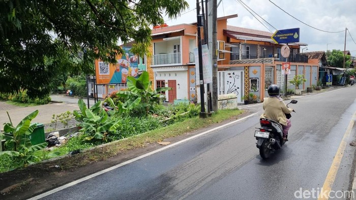 Lokasi temuan mobil berisi pria meninggal dunia di Ring Road Selatan, Tamanan, Banguntapan, Bantul, Sabtu (22/3/2025).