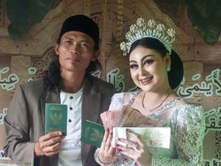Pernikahan Viral, Pengantin Pria di Lamongan Beri Mahar Unik Rp 999.999.999