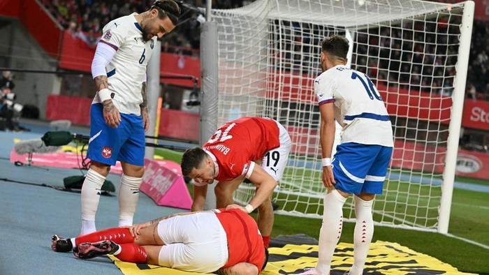 Austrias forward #07 Marko Arnautovic lies injured during the UEFA Nations League play-off, first-leg football match Austria v Serbia at the Ernst Happel Stadium in Vienna on March 20, 2025. (Photo by Joe Klamar / AFP)