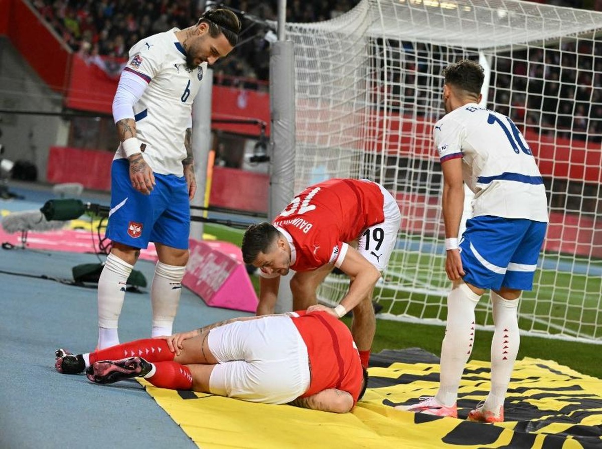 Momen Marko Arnautovic mengalami panic attack. (Foto: AFP/JOE KLAMAR)